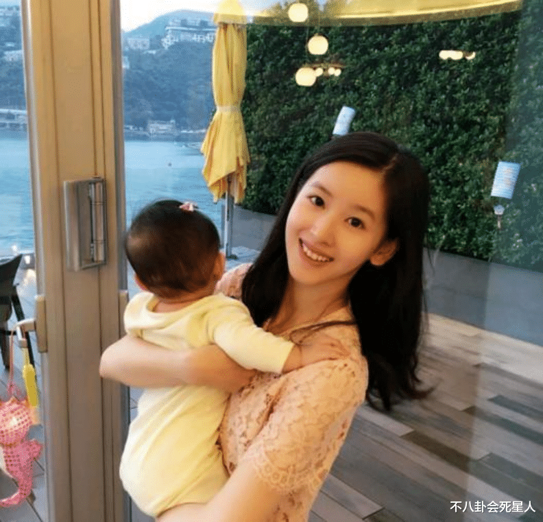 章泽天8岁女儿:正脸像刘强东被说农村长相,但是真正的千亿千金