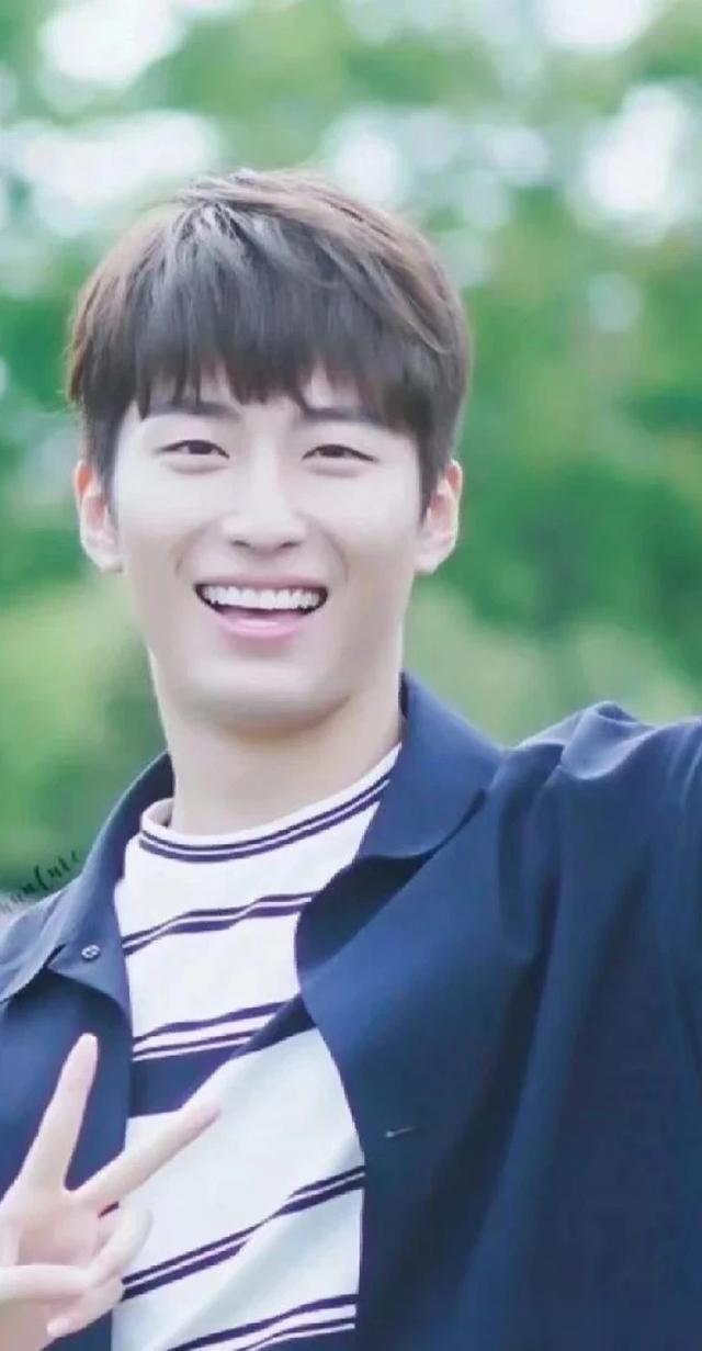 来看看两位型男男演员，行走的荷尔蒙男人味十足，演技精湛。