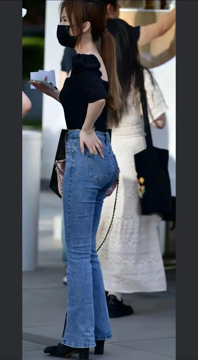 一位好身材美女的背影