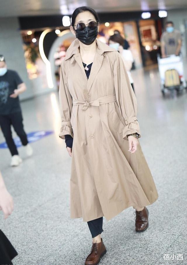 倪萍65岁瘦身变漂亮,走机场还穿风衣,穿出了中老年人的时尚感!