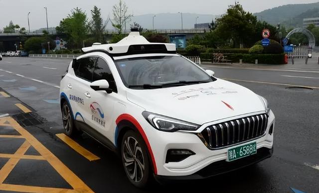 红衣少年质问李彦宏，获全网1000多万点赞，却被百度“关小黑屋”