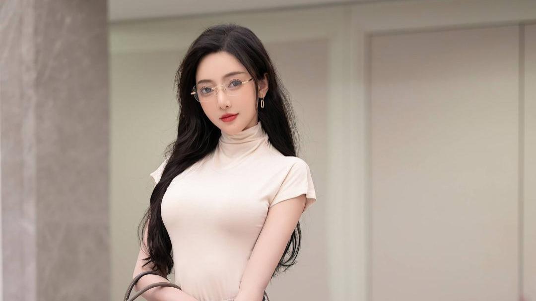 让你走路带风的职场穿搭指南：高领体恤衫配直筒裤轻松提升气质