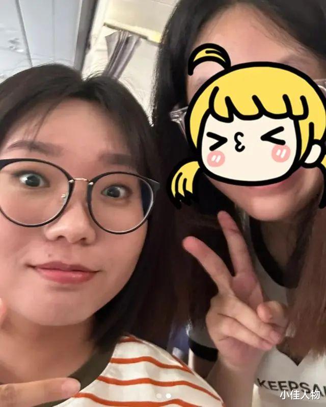 李雪琴飞机上被偶遇，胳膊腿好细真人太瘦，网友：90斤都没她腿细