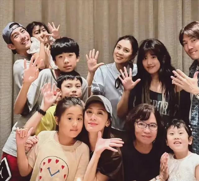 贾静雯分享全家福,三位女儿齐聚,7岁波妞蜕变引人瞩目