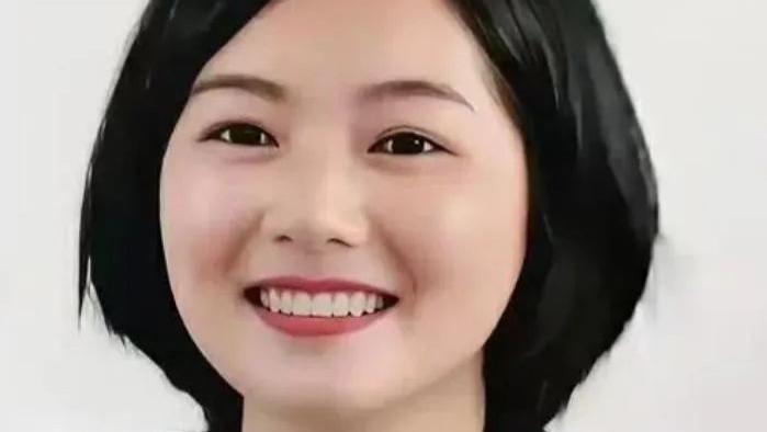 李佩霞，家庭被扒！丈夫有公职，儿子遭连累，跟毛奇多张合影曝光