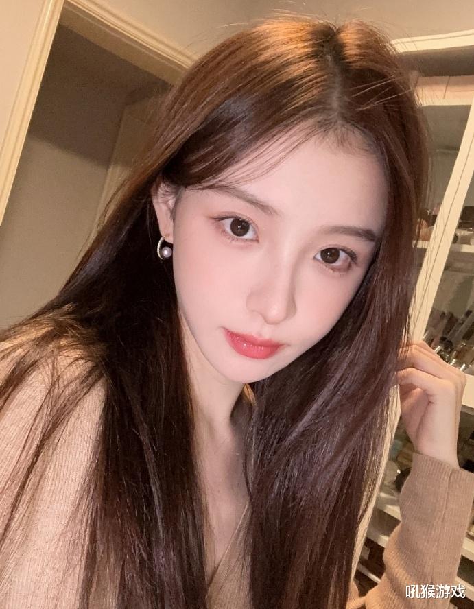 斗鱼歌姬周二珂出国深造？偶遇街头相亲采访，朋友揭秘她有恋肥癖