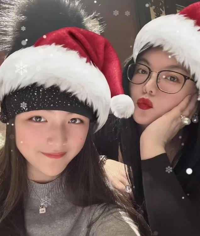 看到15岁王诗龄和37岁刘亦菲同框，明白了皮相美和矜持美的区别