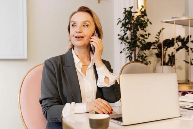 同事喝多第二天没上班，领导想方设法要到密码，直接冲到了同事家