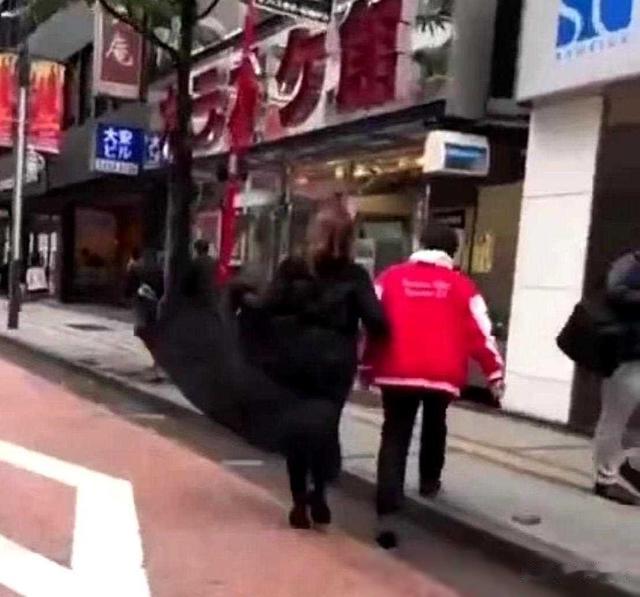 73岁谭咏麟与高挑美女十指紧扣逛街,女方疑是51岁红颜知己朱