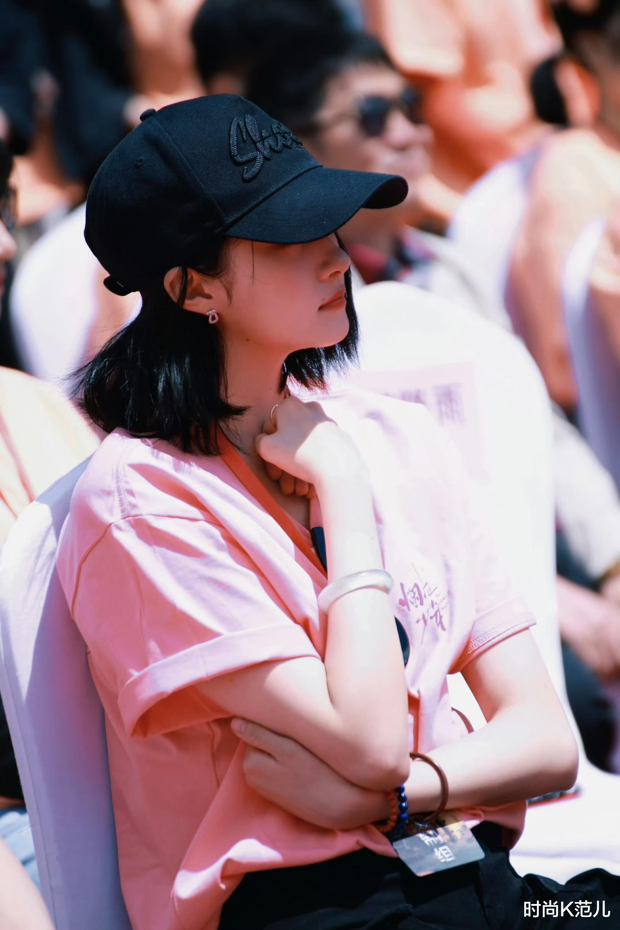 关晓彤新戏开机造型亮眼，粉T搭配工装裤，剪短发个性时髦！