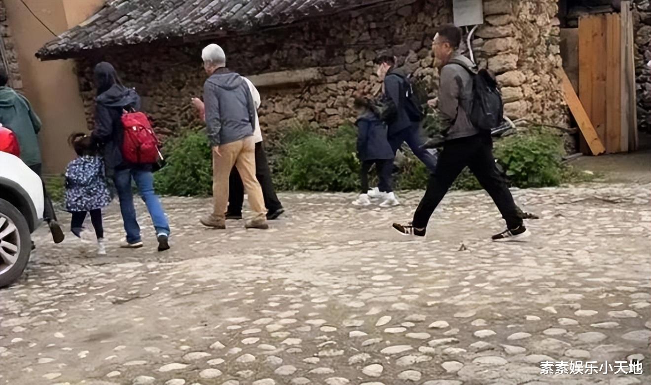 郭晶晶带妈妈吃丽江私房菜，朱玲玲和老公罗康瑞一同现身