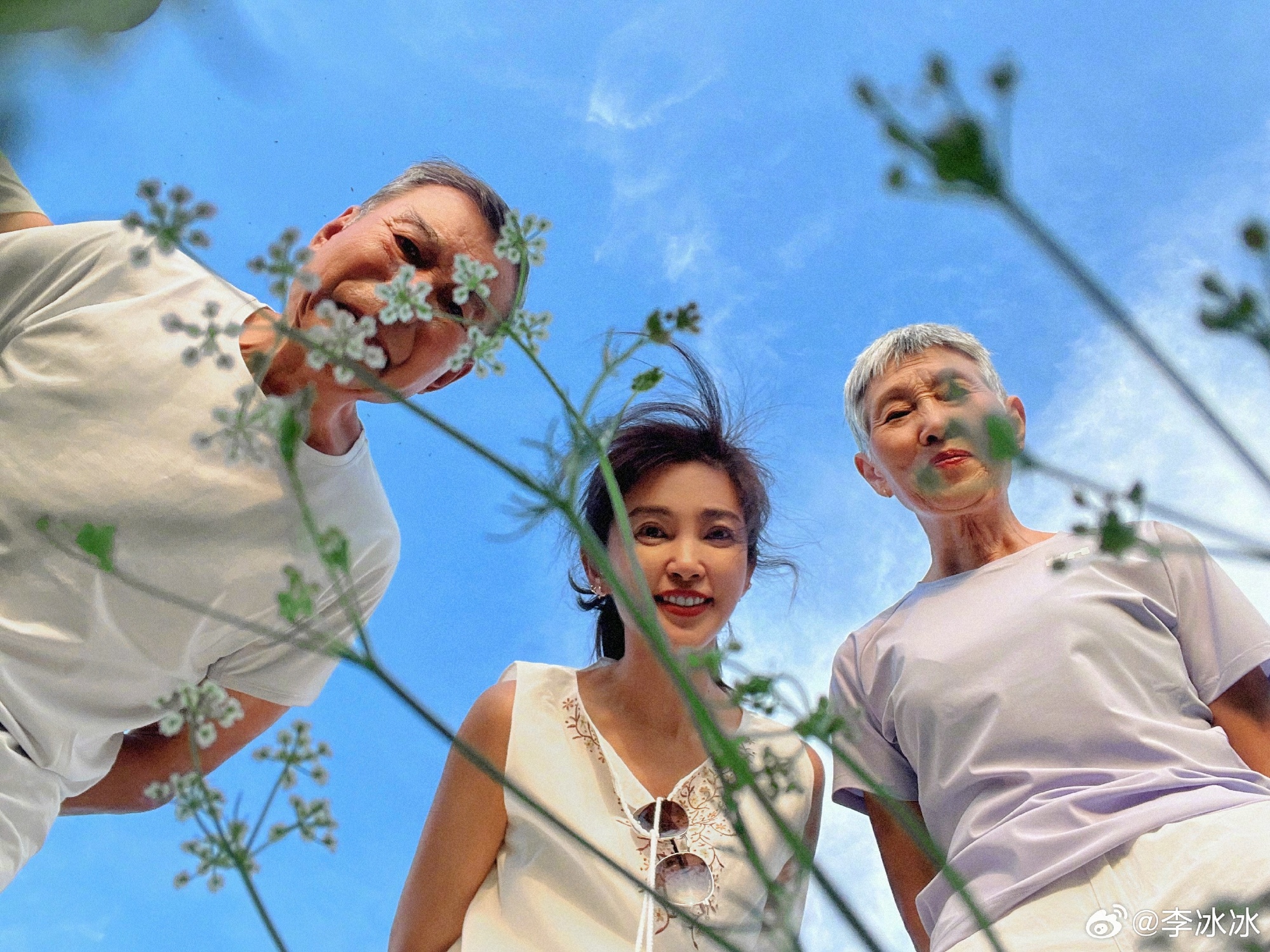 李冰冰带父母到新疆自驾游,51岁仍是单身,70多岁妈妈已白发苍苍