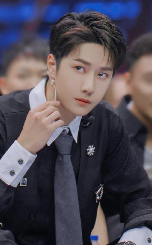 明明自己半瓶水,还敢来金鸡奖当评委,难怪评论区沦陷全是质疑