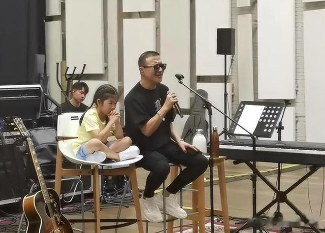 汪峰抱着女儿和乐队练歌!7岁醒醒长相可爱,气场强大酷似章子怡