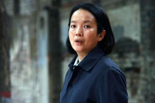 吕丽萍前夫病逝,与三婚丈夫远居美国捡垃圾,今因不当言论引争议