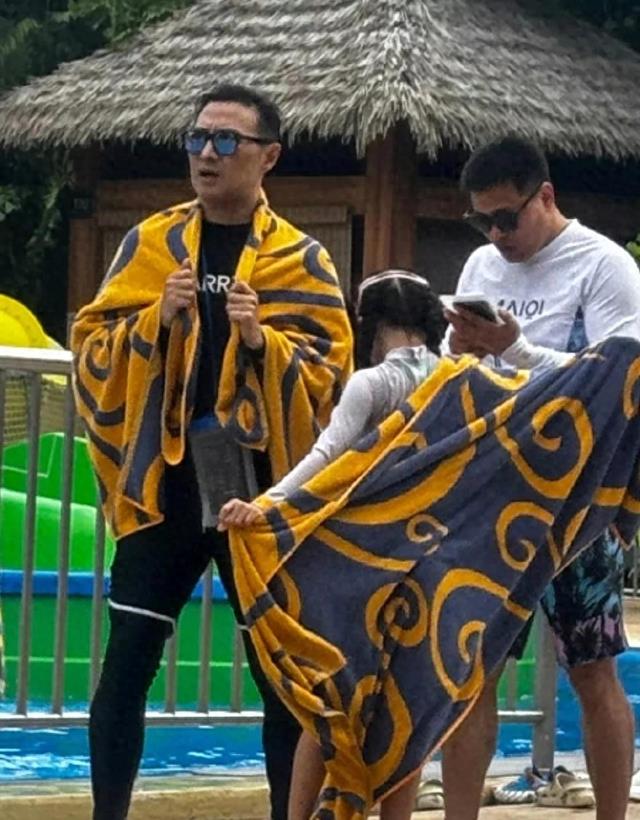 汪峰带小女儿三亚过年，醒醒个子高挑，父女同框很温馨！