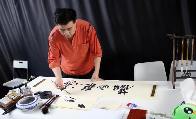 毕福剑现状曝光:从央视正常退休,经营多项副业,从未定居农村