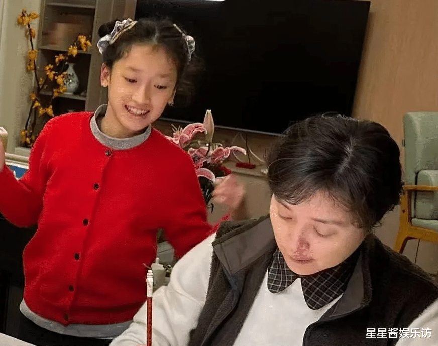 52岁吴越回家过年练书法,不穿金戴银,发不烫不染,素颜美的很真实!