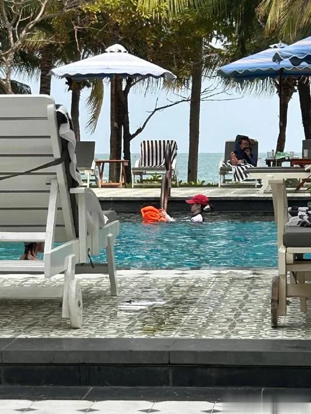 蔡依林越南度假被偶遇,穿白色吊带裙性感妩媚,44岁状态宛如少女