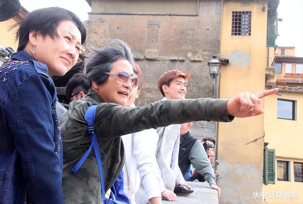 郑佩佩|《花儿与少年》卡点悼念郑佩佩,文案3处巧思让人泪目,4位成员发文追思,2人保持沉默