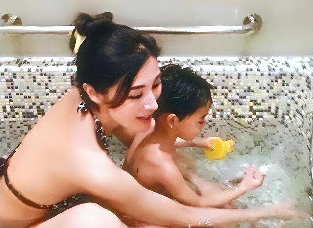 母子“嘴对嘴亲吻”不害臊,以爱的名义满足私欲的行为,该打破了