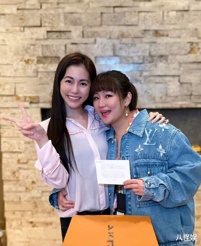 任家萱与家人庆43岁生日，为备孕放弃身材管理，体重快飙到150斤