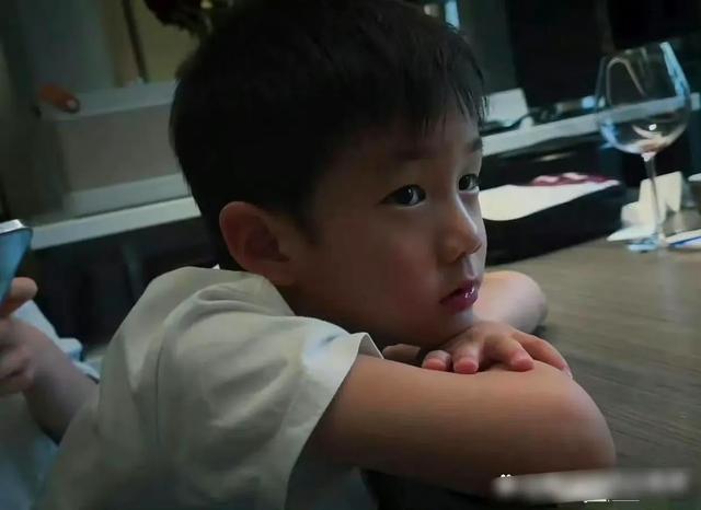 黄磊家庆祝儿子生日,多多亲手做蛋糕。孩子们都像妈妈???