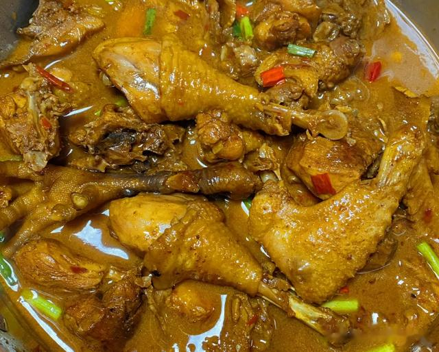 鸡肉发腥,那是调料没放对,炖鸡肉放入这几个香料,鸡肉软烂不腥