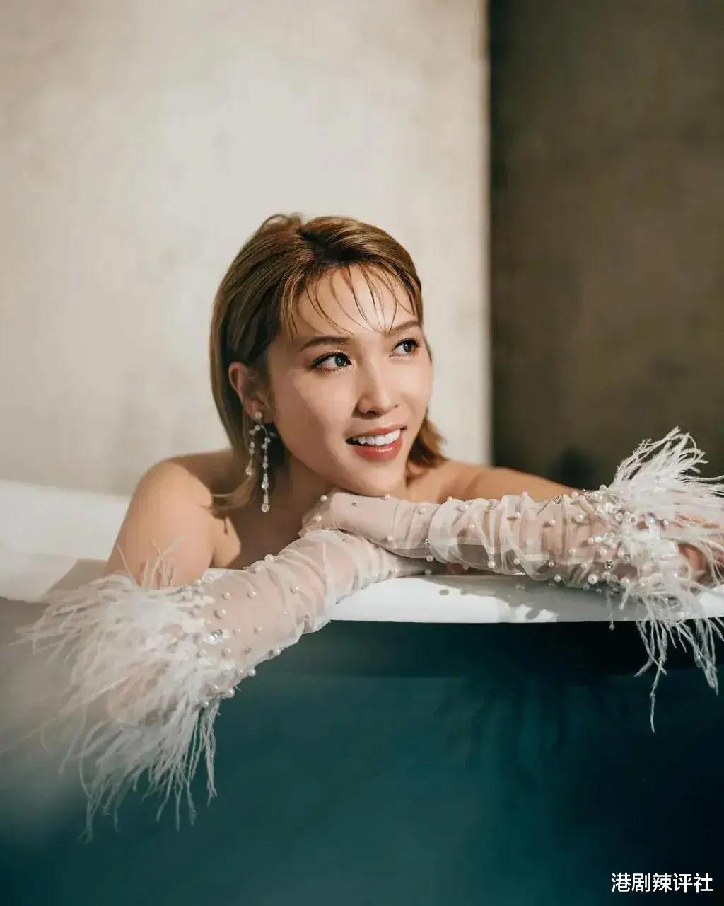 前TVB女星与同性友人情侣装示人，失婚后移民国外感情状况引关注