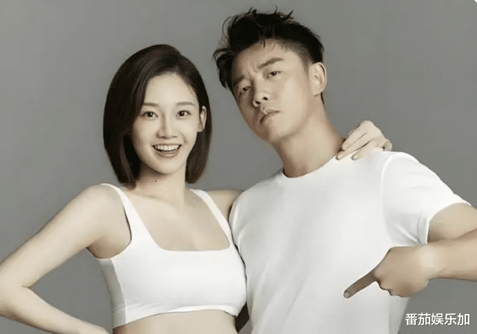 知名艺人苗苗直播“新赛道”,全程低头不说话,几十万人看热闹