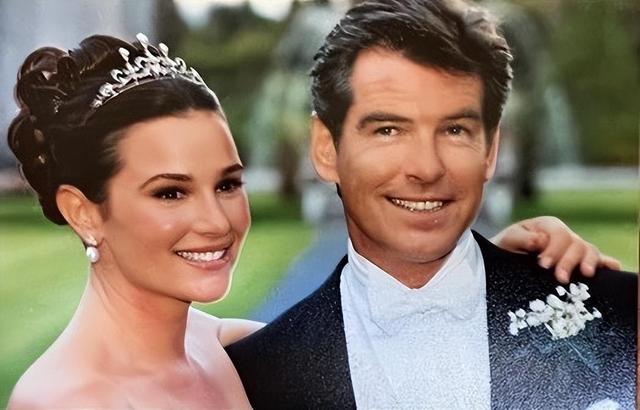 “帅气007”布鲁斯南:宠妻28年,宠到260多斤不让减肥,婚姻幸福