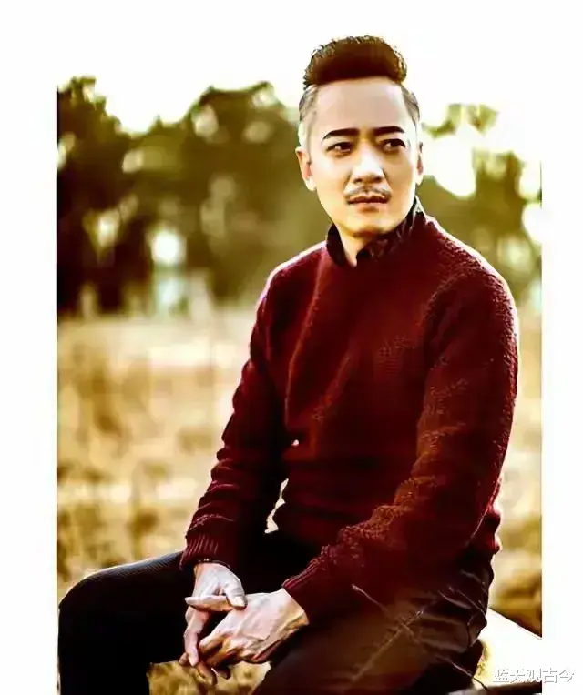 领奖前夜父母双双遇害,他含泪唱完歌退出乐坛后,如今的他如何了