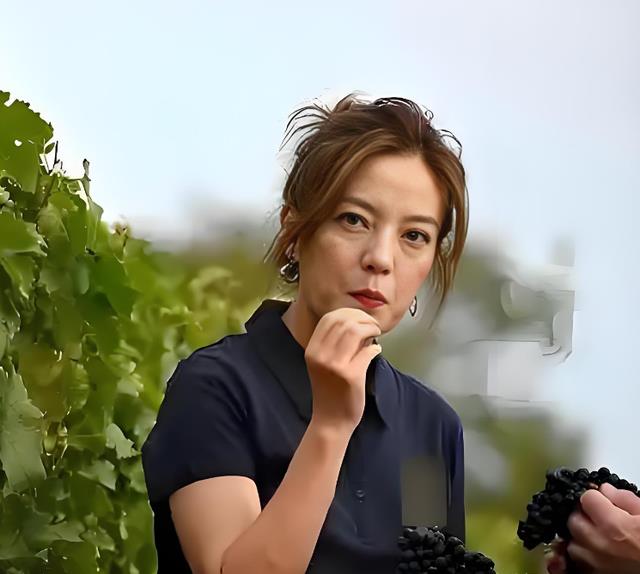 消失多年的赵薇终于露面，容颜尽失口碑暴跌的她，应验了琼瑶的话