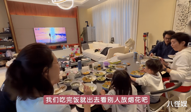 郑恺一大家三亚度假，住大别墅自己做饭，苗苗与婆婆同框像姐妹