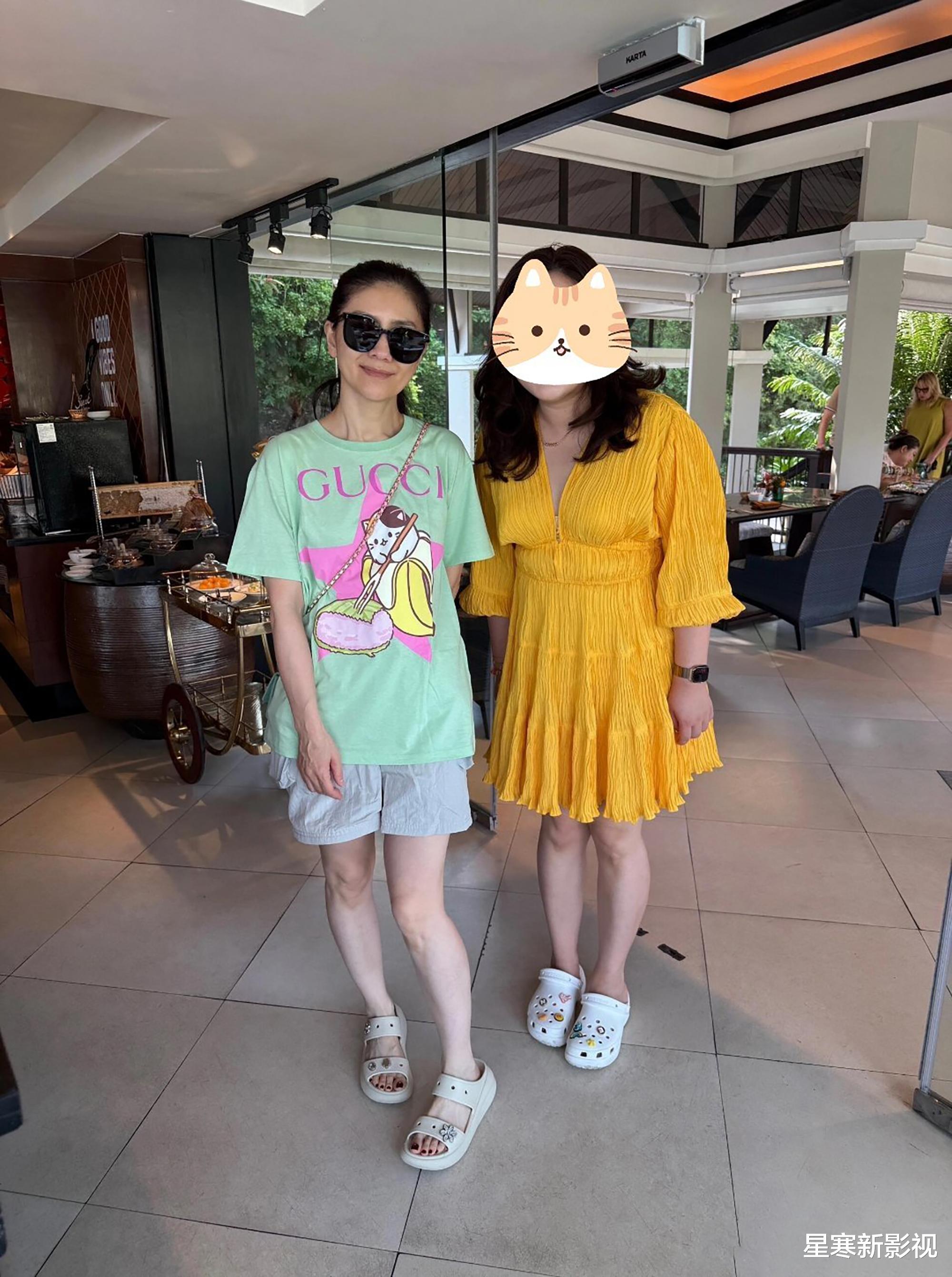 沙溢胡可泰国过年被偶遇，夫妻俩都很瘦，两个儿子肉嘟嘟超可爱！