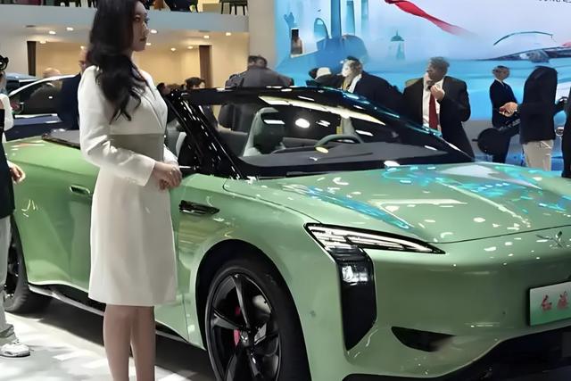 一汽红旗一次大胆尝试，三门轿跑车身，车长4990mm，软顶敞篷设计