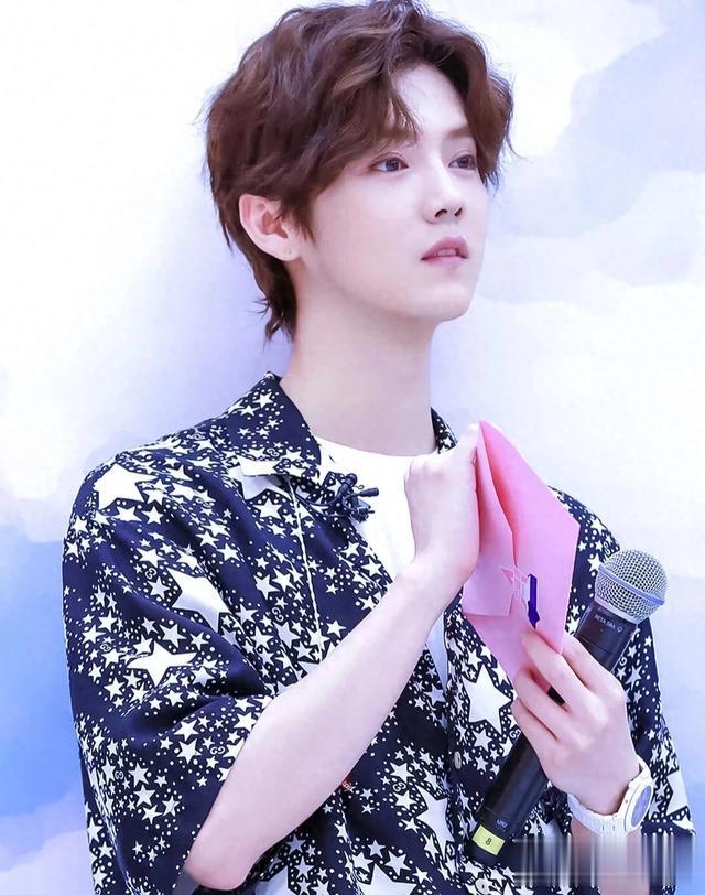 鹿晗连开两场直播被吐槽静坐在那里看打赏嘴角笑容抑制不住