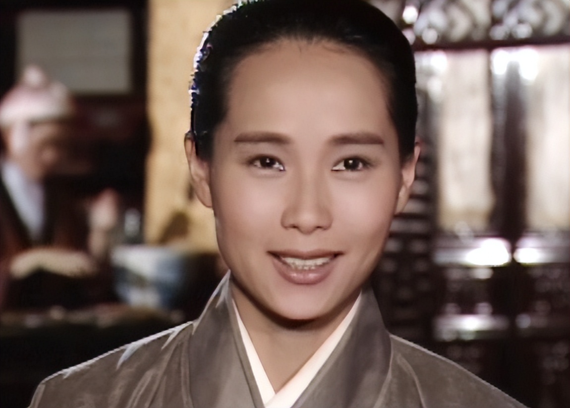 把假睫毛卸了,口红眼线擦了,胸勒平了,才算不糊弄观众的女扮男装!