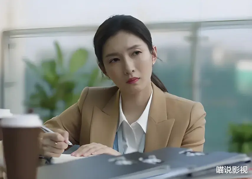 不会演别尬演!61岁何赛飞一出手,让观众看清“装穷”有多离谱