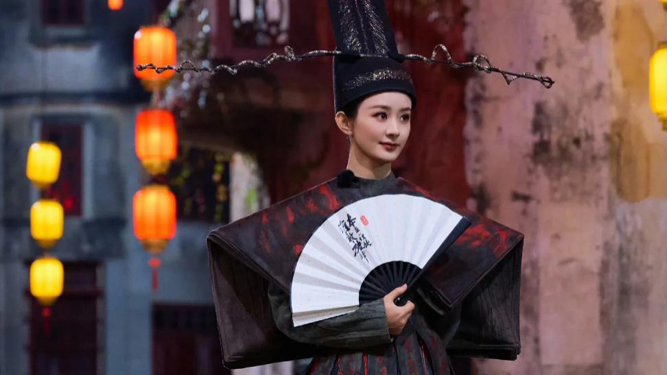 赵丽颖综艺新造型引热议，黑衣红轿玉面判官，惊艳与恐怖并存