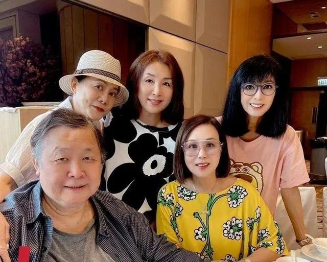 曾拿400万帮女儿还债，76岁惨遭无情抛弃，身无分文借钱度日