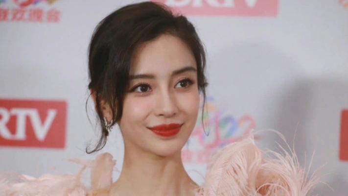 ?AngelaBaby国外高调复出！在迪拜跨年走红毯，近照欧美风满满