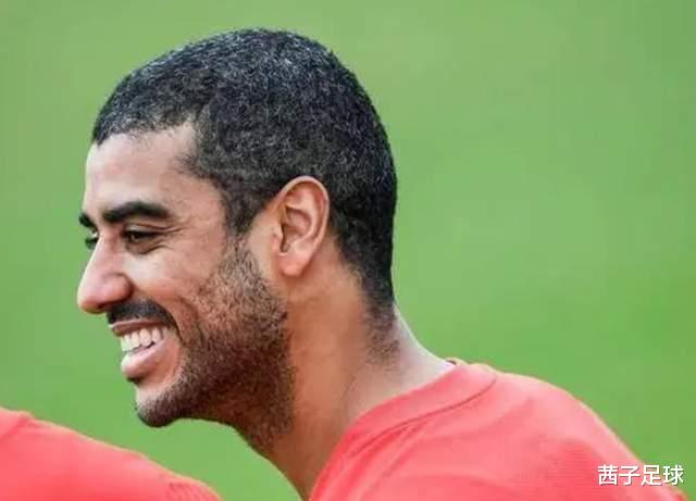 归化球员天花板！阿兰和摄影师沟通定妆照，一段中文交流太丝滑