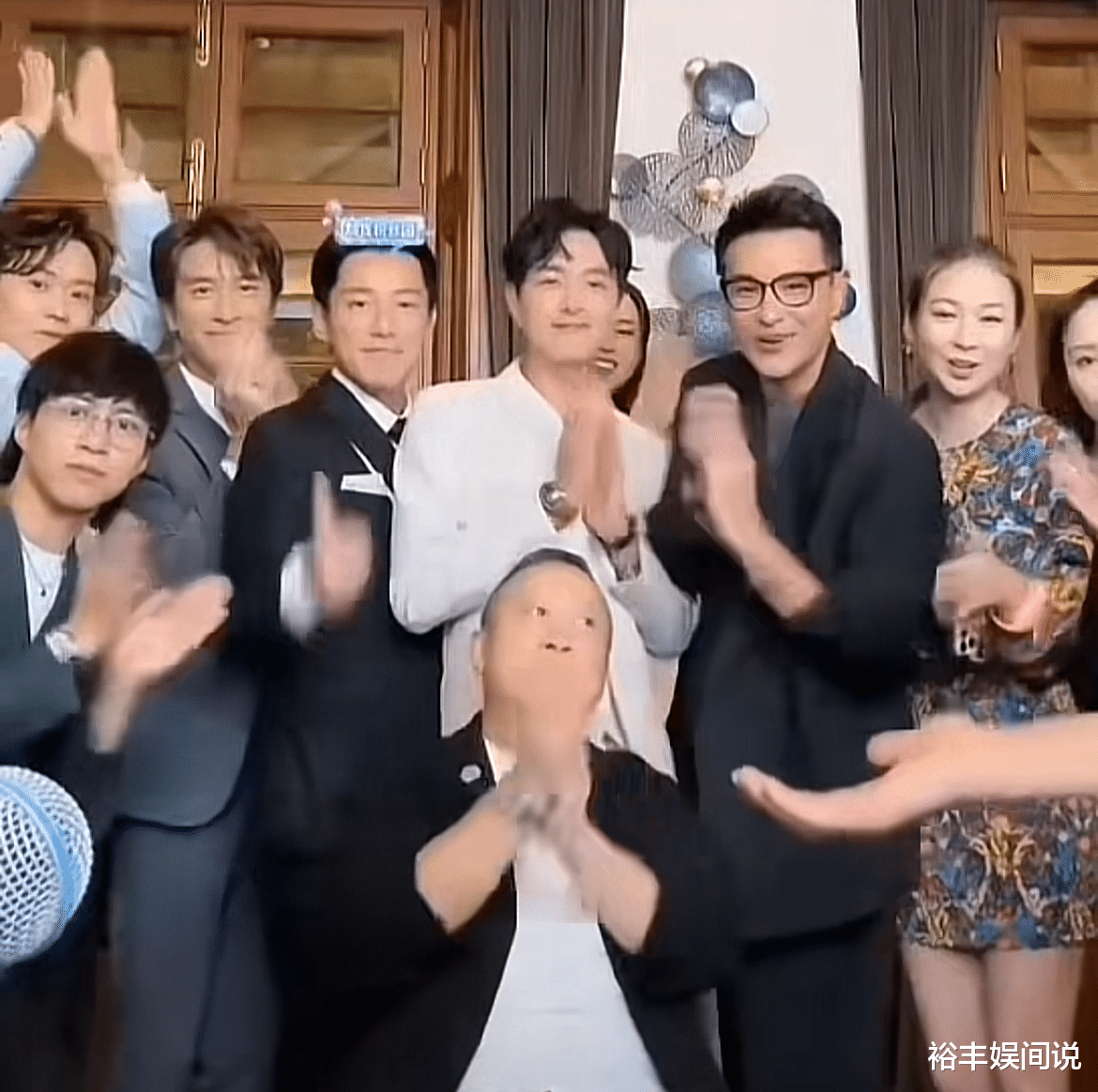 曾志伟遭大量网友嘲讽！主动给网红嘴哥倒酒，还摁着不让他站立