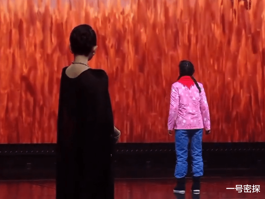 章子怡哽咽致谢张艺谋,张艺谋鞠躬回应!章子怡变柔软了,她老了