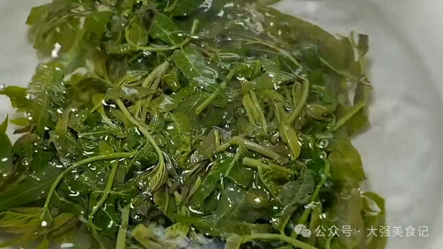 初春,这5种青菜能不买就不买,价格高营养低,菜贩子自己都不吃