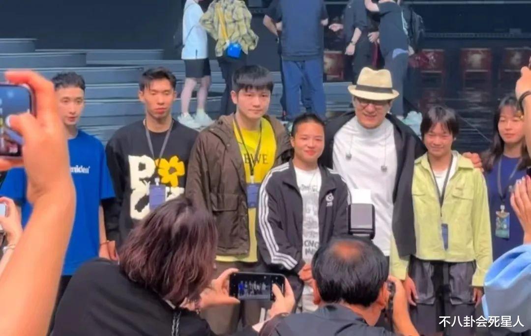 看到成龙和张译在全红婵面前的表现,才发现华少的话有多“打脸”