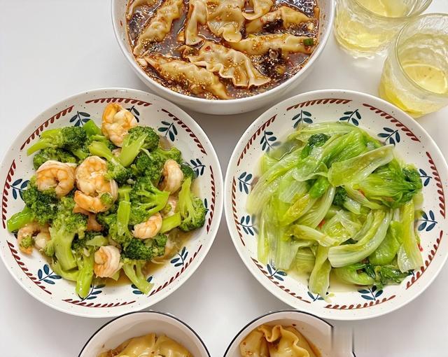 大连丁克一家晒二人食晚餐，一年攒下15万，网友：活通透了