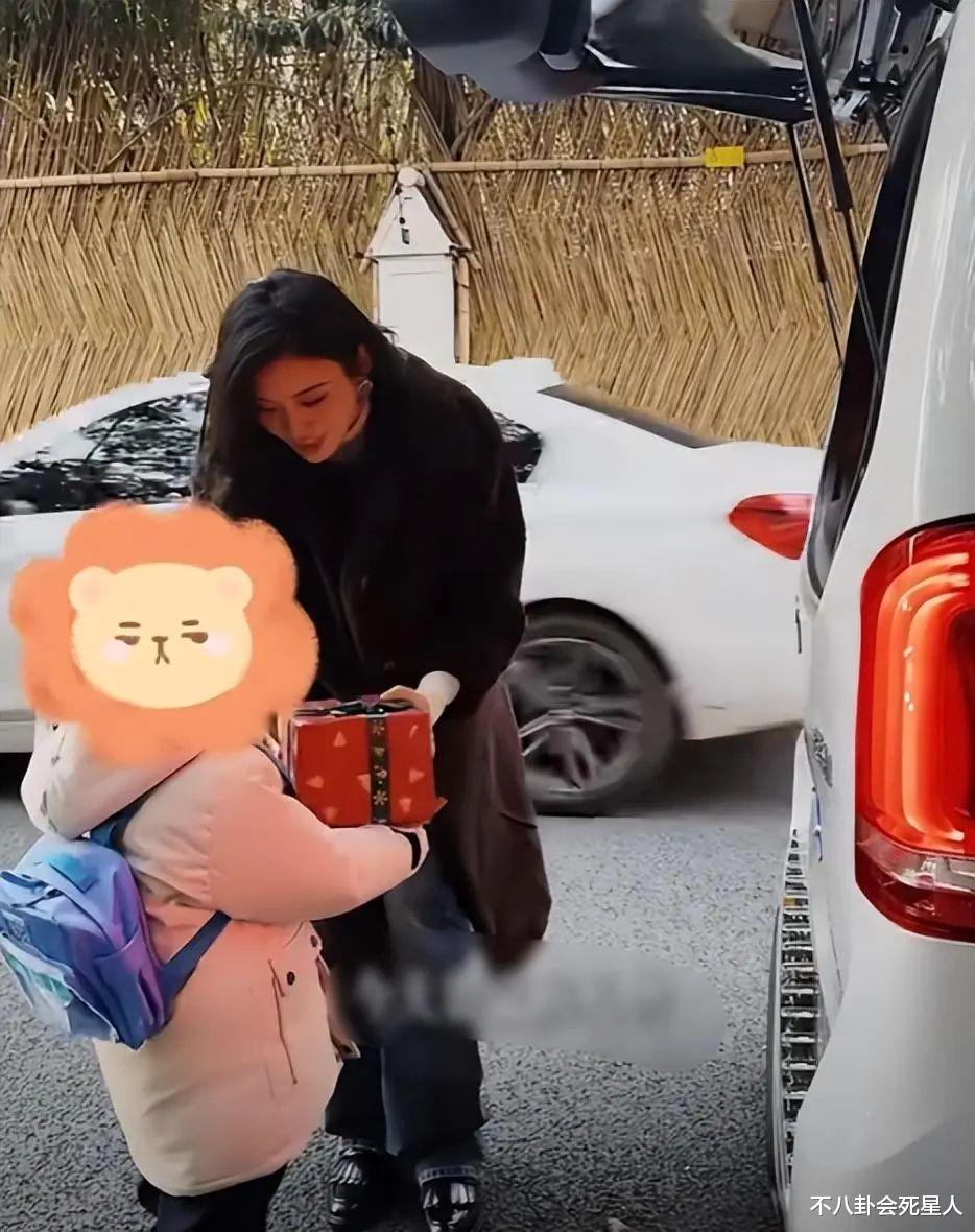 奚梦瑶4岁儿子:长得像何猷君,赌王唯一男孙,却比不上二房孙女