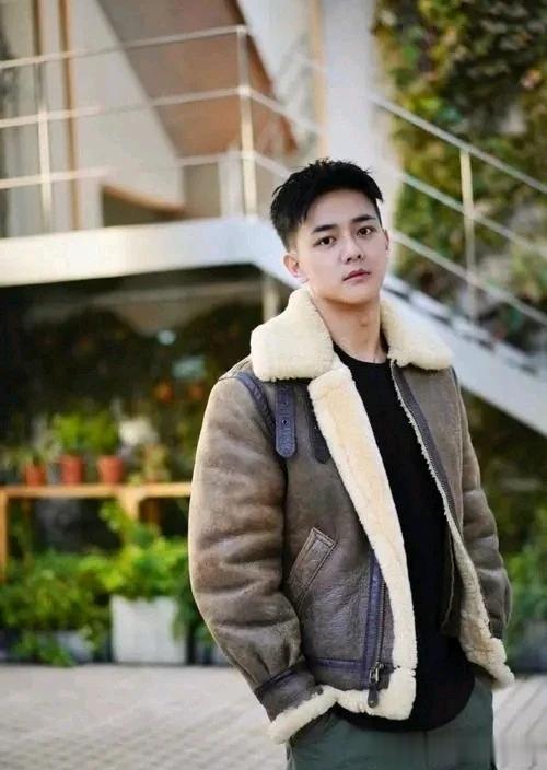 周大为阳光帅气迷人十足哦，小奶狗长相！